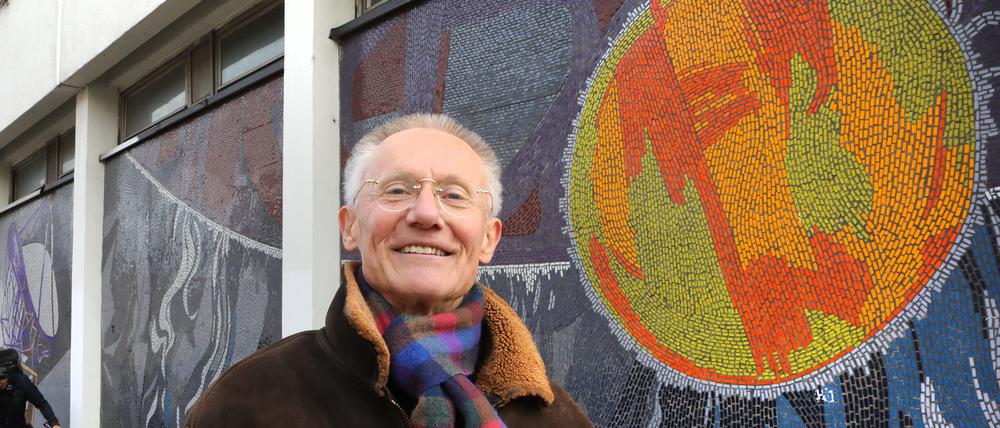Rettende Idee? Mit transparentem Papier will der frühere FH-Professor Gottfried Hauff das Mosaik sichern.