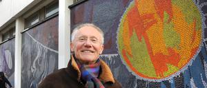 Rettende Idee? Mit transparentem Papier will der frühere FH-Professor Gottfried Hauff das Mosaik sichern.
