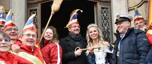 Narrensturm: Potsdams Oberbürgermeister Mike Schubert (SPD) übergibt den Rathausschlüssel an die Potsdamer Narren.