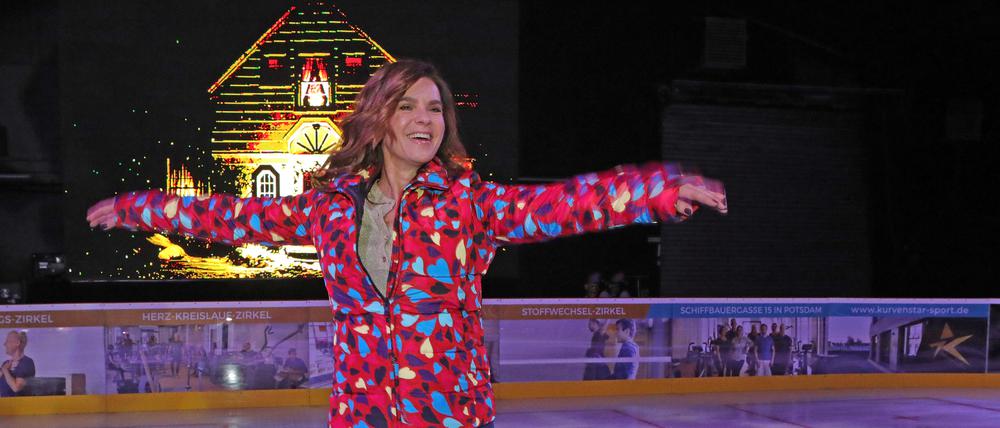 Eiskunstläuferin Katarina Witt eröffnet die Indoor-Eisbahn.