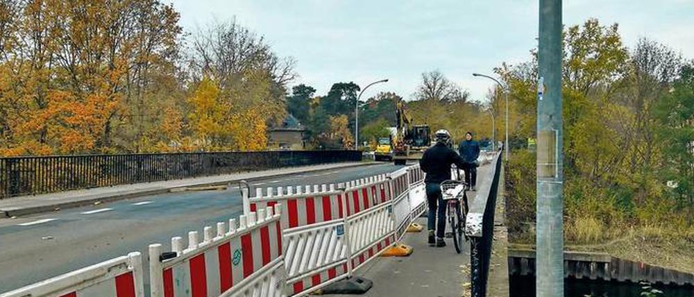 Kein Durchkommen. Seit Montag fahren nur noch Baustellenfahrzeuge über die sanierungsbedürftige Rammrathbrücke. 