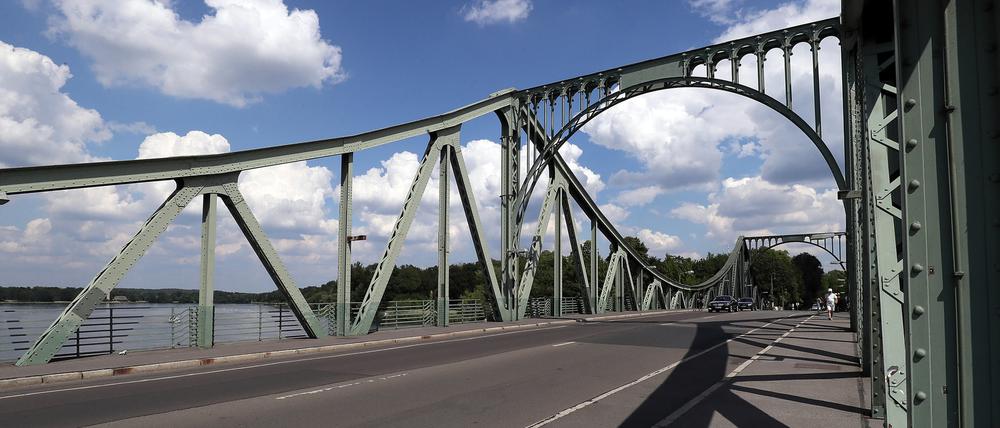 Einen Tag nach dem Mauerfall wurde die Glienicker Brücke wieder für jeden geöffnet.