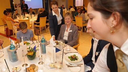 Umworben. Beim Berufswahldinner von Dehoga und IHK Potsdam im Hotel Bayrisches Haus in Potsdam konnten Schüler und ihre Familien mit Unternehmen ins Gespräch kommen. Auszubildenden im Küchen- und Servicebereich servierten dabei ein Abendmenü.