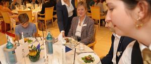 Umworben. Beim Berufswahldinner von Dehoga und IHK Potsdam im Hotel Bayrisches Haus in Potsdam konnten Schüler und ihre Familien mit Unternehmen ins Gespräch kommen. Auszubildenden im Küchen- und Servicebereich servierten dabei ein Abendmenü.