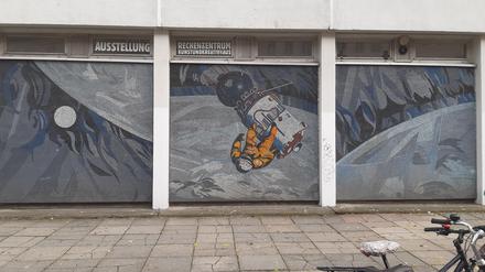 Die Elemente links und rechts vom Kosmonauten im Mosaik "Der Mensch bezwingt den Kosmos" von Fritz Eisel am Rechenzentrum in Potsdam scheinen falsch montiert zu sein.