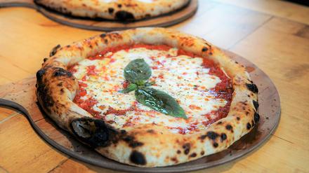 Ein klassisch-neapolitanische Margherita im neuen, von Pizzaioli aus der norditalienischen Ortschaft Caserta geprägtem Stil 