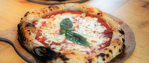 Ein klassisch-neapolitanische Margherita im neuen, von Pizzaioli aus der norditalienischen Ortschaft Caserta geprägtem Stil 