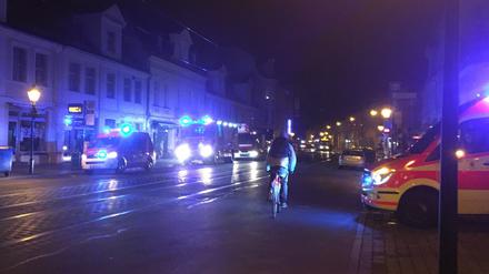 Einsatz der Feuerwehr in der Friedrich-Ebert-Straße. Blick von der Brandenburger Straße in Richtung Löscharbeiten.
