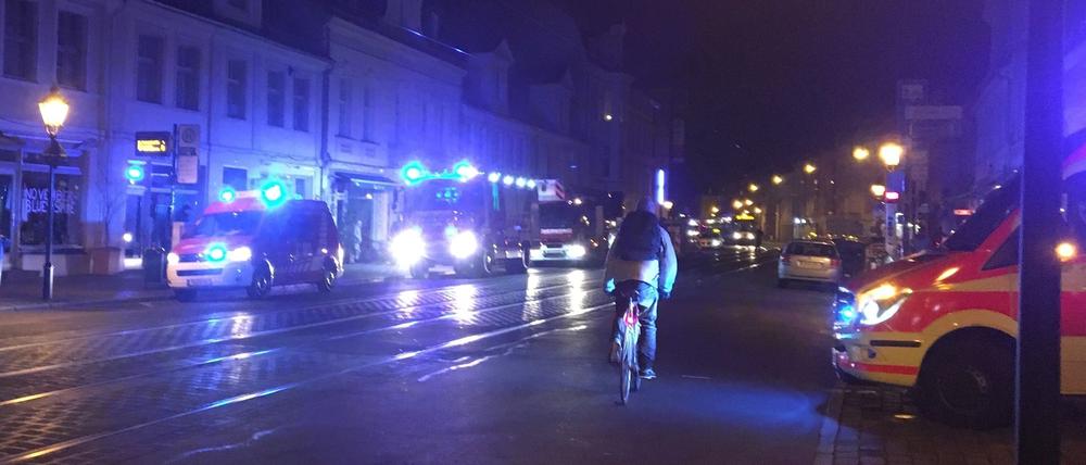 Einsatz der Feuerwehr in der Friedrich-Ebert-Straße. Blick von der Brandenburger Straße in Richtung Löscharbeiten.