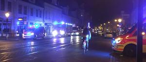 Einsatz der Feuerwehr in der Friedrich-Ebert-Straße. Blick von der Brandenburger Straße in Richtung Löscharbeiten.