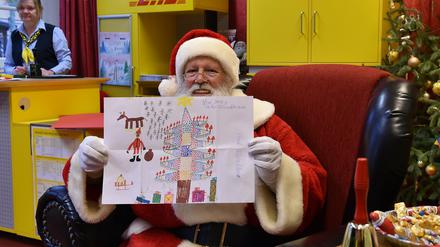 Der Weihnachtsmann» zeigt in der Weihnachtspostfiliale den ausgezeichneten Wunschzettel von Jeremy aus Welzow (2018).