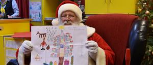 Der Weihnachtsmann» zeigt in der Weihnachtspostfiliale den ausgezeichneten Wunschzettel von Jeremy aus Welzow (2018).