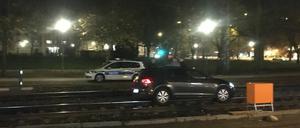 Am Platz der Einheit in Potsdam ist ein Auto in die Tram-Schienen geraten.