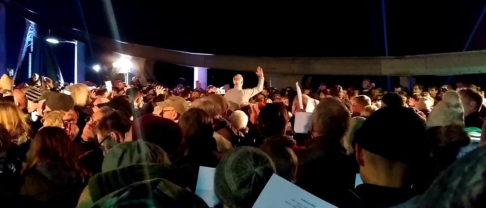 Beim Mauerfallgedenken an der Glienicker Brücke traten am vergangenen Sonntag 250 junge Sänger mit der „Ode an die Freude“ auf – aber ohne Lautsprecher.