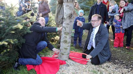Christian Große, 1. Beigeordneter der Stadt Werder (Havel), und Agrarminister Jörg Vogelsänger (r.).