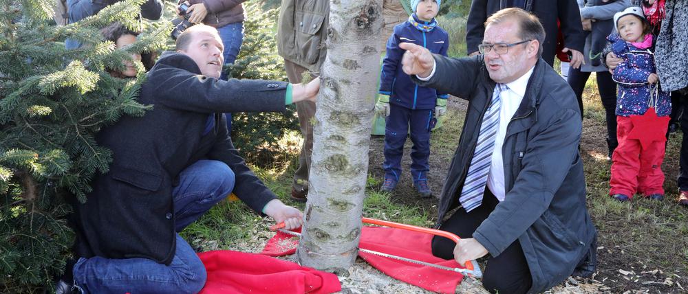Christian Große, 1. Beigeordneter der Stadt Werder (Havel), und Agrarminister Jörg Vogelsänger (r.).