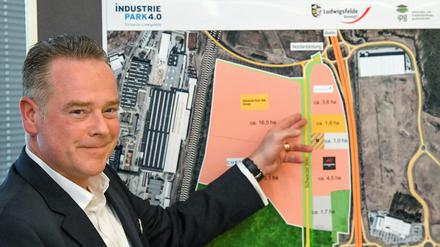 Sascha Kelterborn, Senior Vice President der Firma Microvast, zeigt auf einer Pressekonferenz im Rathaus das neue Grundstück des US-Unternehmens Microvast.