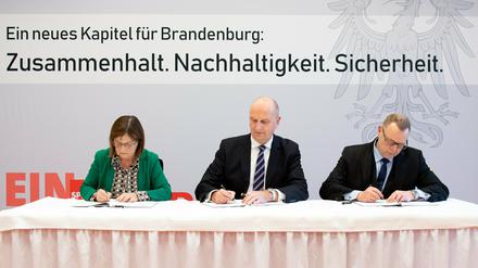 Dietmar Woidke (Mitte), amtierender Ministerpräsident und SPD-Vorsitzender in Brandenburg, Michael Stübgen (rechts), Brandenburger CDU-Vorsitzender, und Ursula Nonnemacher, Fraktionsvorsitzende von Bündnis 90/Die Grünen im Brandenburger Landtag, unterzeichnen am 19. November 2019 den Koalitionsvertrag.