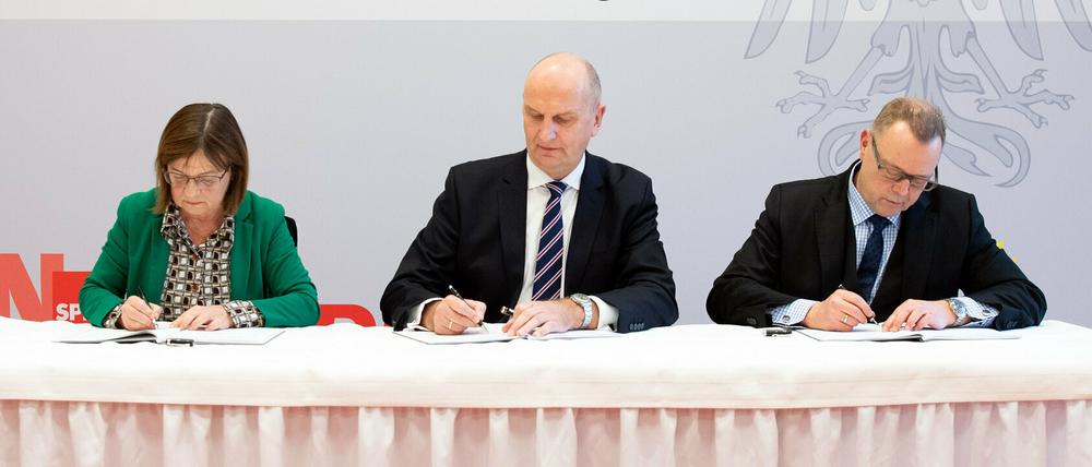 Dietmar Woidke (Mitte), amtierender Ministerpräsident und SPD-Vorsitzender in Brandenburg, Michael Stübgen (rechts), Brandenburger CDU-Vorsitzender, und Ursula Nonnemacher, Fraktionsvorsitzende von Bündnis 90/Die Grünen im Brandenburger Landtag, unterzeichnen am 19. November 2019 den Koalitionsvertrag.