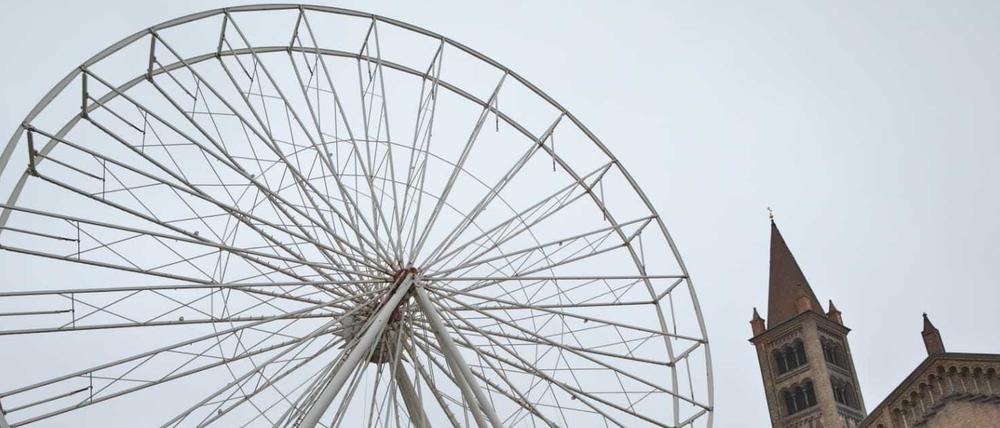 Das Riesenrad für den Weihnachtsmarkt Potsdam ist aufgebaut.