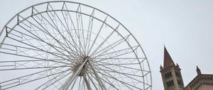 Das Riesenrad für den Weihnachtsmarkt Potsdam ist aufgebaut.
