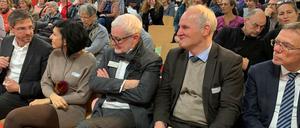 Von links nach rechts: Oberbürgermeister Mike Schubert, Kulturbeigeordnete Noosha Aubel, Dieter Jetschmanegg (Zentrale Verwaltung), Baubeigeordneter Bernd Rubelt und der Finanzbeigeordnete Burkhard Exner waren am Freitagabend beim Stadtteildialog zur Nutheschlange in der Babelsberger Bürgel-Grundschule.