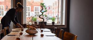 An einem von 20 Holztischen können die Besucher des „Buya Ramen“ in der Benkertstraße Platz nehmen.