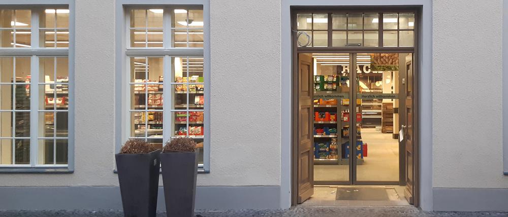 Am Freitag wurde noch im und am Geschäft gearbeitet.