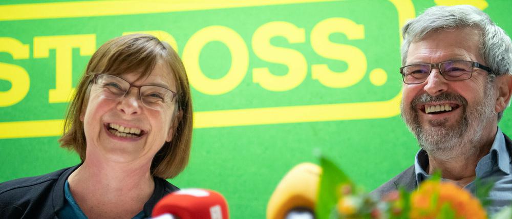 Ursula Nonnemacher, designierte Brandenburger Ministerin für Soziales, Gesundheit, Integration und Verbraucherschutz, und Axel Vogel (beide Bündnis 90/Die Grünen), designierter Minister für Landwirtschaft, Umwelt und Klimaschutz, freuen sich nach der Bekanntgabe der Ergebnisse der Urabstimmung zum Koalitionsvertrag mit SPD und CDU.