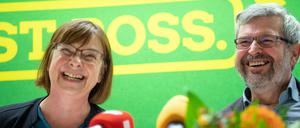 Ursula Nonnemacher, designierte Brandenburger Ministerin für Soziales, Gesundheit, Integration und Verbraucherschutz, und Axel Vogel (beide Bündnis 90/Die Grünen), designierter Minister für Landwirtschaft, Umwelt und Klimaschutz, freuen sich nach der Bekanntgabe der Ergebnisse der Urabstimmung zum Koalitionsvertrag mit SPD und CDU.