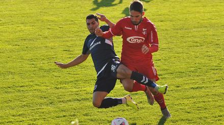 SVB-Spieler Ugurtan Cepni (r.) sah die Rote Karte, sein Kollege Noah Awassi musste mit Gelb-Rot vorzeitig vom Platz.