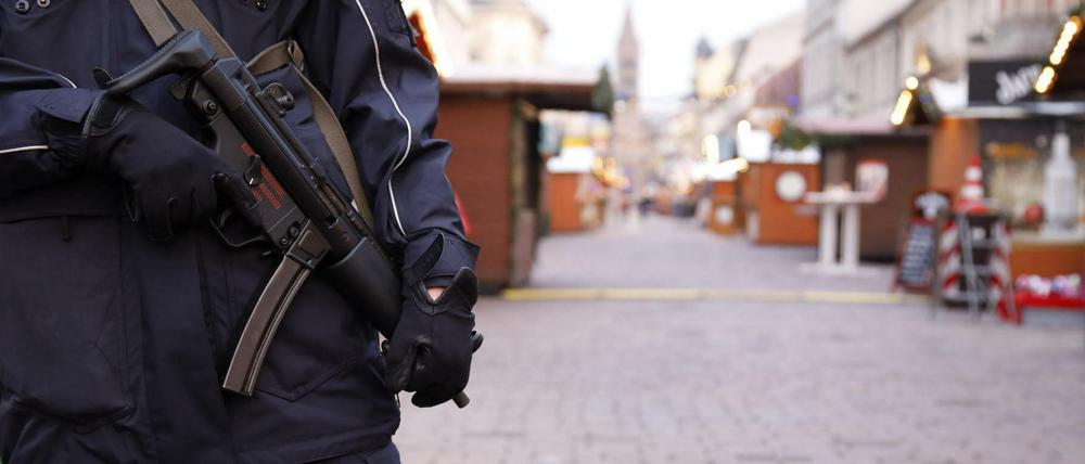 Polizisten mit Maschinengewehr gehören seit zwei Jahren zum Bild des Potsdamer Weihnachtsmarktes "Blauer Lichterglanz".