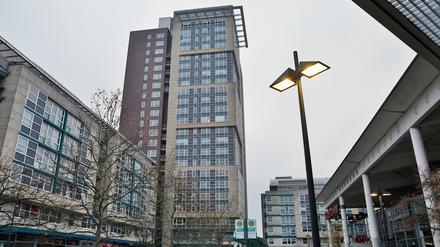 Das Wohnhochhaus liegt am Potsdamer Stern Center.