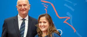 Die neue Kulturministerin Manja Schüle (SPD) kurz nach ihrer Ernennung durch Dietmar Woidke (SPD), Ministerpräsident von Brandenburg.