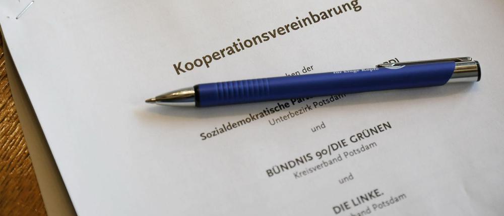 Die unterschriebene Koalitionsvereinbahrung zwischen SPD, Grüne und Linke.
