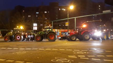 Am frühen Morgen fuhren Hunderte Traktoren durch Potsdam. Hier an der Kreuzung Breite Straße/ Zeppelinstraße.