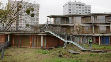 Das heruntergekommene Terrassenhaus der Nutheschlange in Potsdam.