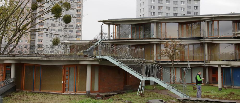 Das heruntergekommene Terrassenhaus der Nutheschlange in Potsdam.
