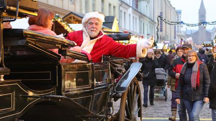 Der Weihnachtsmann darf auf dem Weihnachtsmarkt natürlich nicht fehlen.