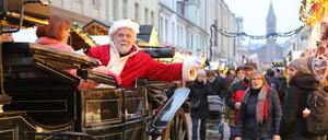 Der Weihnachtsmann darf auf dem Weihnachtsmarkt natürlich nicht fehlen.
