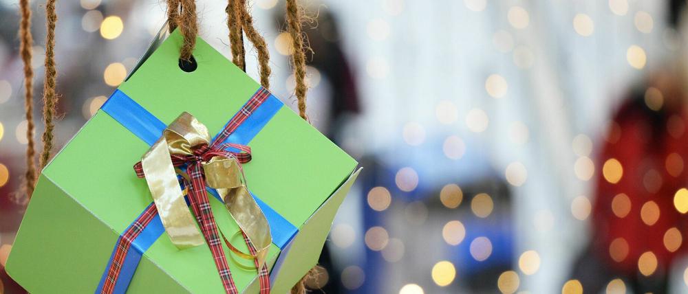 Neben Gutscheinen werden auch Bücher und Elektroartikel unter den Baum gelegt.