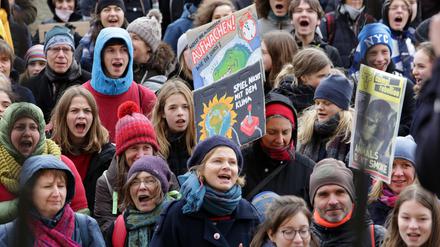 Hunderte Menschen kamen am Freitag zu der Demonstration.