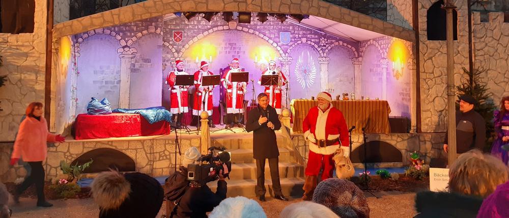 Oberbürgermeister Mike Schubert (SPD, l.) hat am Montag den "Blauen Lichterglanz" in Potsdam eröffnet.