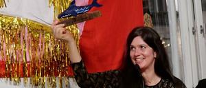 Karen Köhler freut sich sichtlich über den Wistschen "Kleinen Hei".