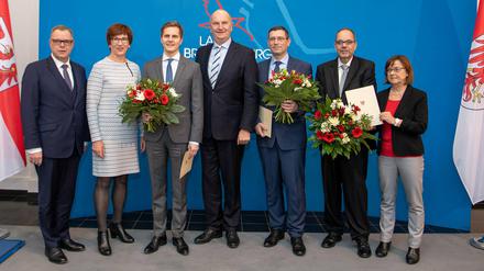 Von links nach rechts: Michael Stübgen (CDU, Brandenburgs Innenminister), Kathrin Schneider (SPD, Vorsitzende der Staatskanzlei), Benjamin Grimm (SPD, Staatssekretär der Staatskanzlei), Dietmar Woidke (SPD, Ministerpräsident von Brandenburg), Uwe Schüler (CDU, neuer Staatssekretär im Innenministerium), Michael Ranft (parteilos, neuer Staatssekretär im Ministerium für Soziales, Gesundheit, Integration und Verbraucherschutz) sowie Ursula Nonnemacher (Bündnis 90/Die Grünen), Ministerin für Soziales, Gesundheit, Integration und Verbraucherschutz von Brandenburg.