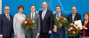 Von links nach rechts: Michael Stübgen (CDU, Brandenburgs Innenminister), Kathrin Schneider (SPD, Vorsitzende der Staatskanzlei), Benjamin Grimm (SPD, Staatssekretär der Staatskanzlei), Dietmar Woidke (SPD, Ministerpräsident von Brandenburg), Uwe Schüler (CDU, neuer Staatssekretär im Innenministerium), Michael Ranft (parteilos, neuer Staatssekretär im Ministerium für Soziales, Gesundheit, Integration und Verbraucherschutz) sowie Ursula Nonnemacher (Bündnis 90/Die Grünen), Ministerin für Soziales, Gesundheit, Integration und Verbraucherschutz von Brandenburg.