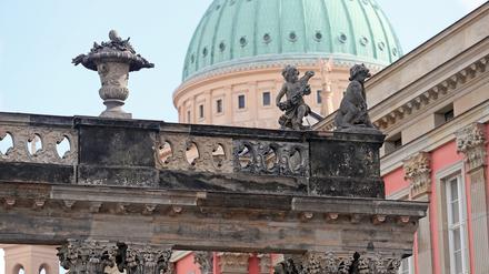 Vase und zwei Putten auf der Ringerkolonnade am Landtag in Potsdams Mitte.