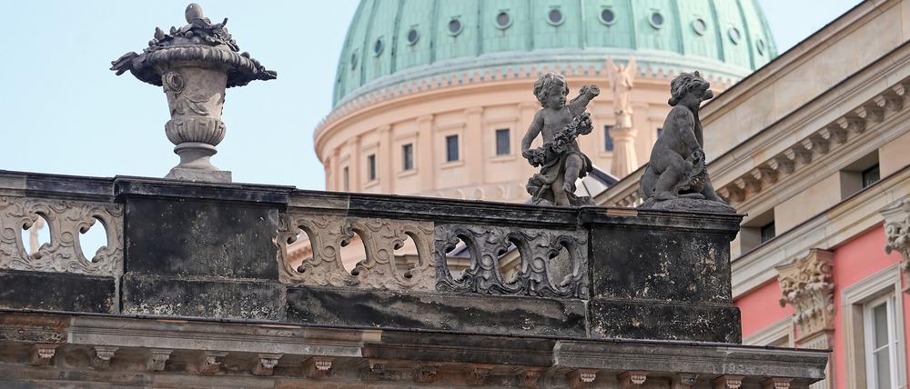 Vase und zwei Putten auf der Ringerkolonnade am Landtag in Potsdams Mitte.