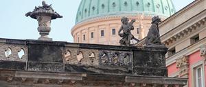Vase und zwei Putten auf der Ringerkolonnade am Landtag in Potsdams Mitte.