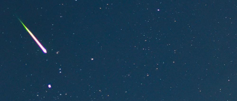 Mitte Dezember können Sternschnuppen wunderbar beobachtet werden: Die Geminiden haben dann ihre höchste Fallrate.